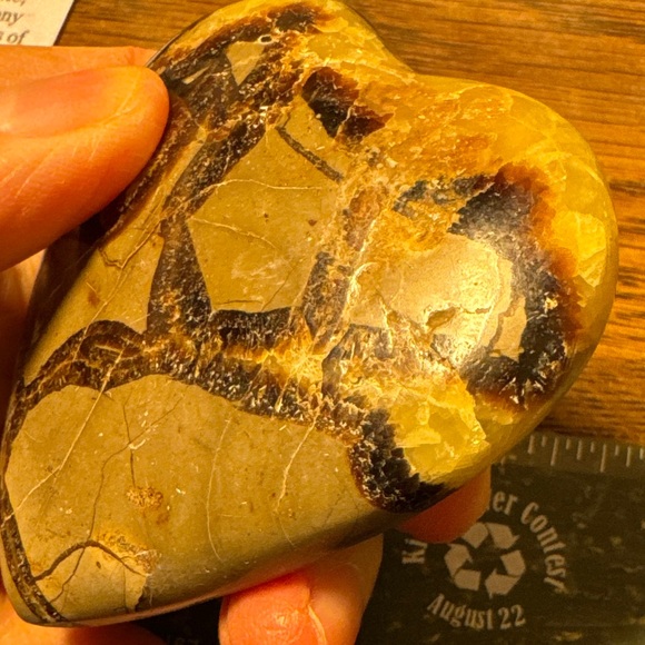 Beautiful Septarian heart shaped palm stone #3 - Picture 4 of 15